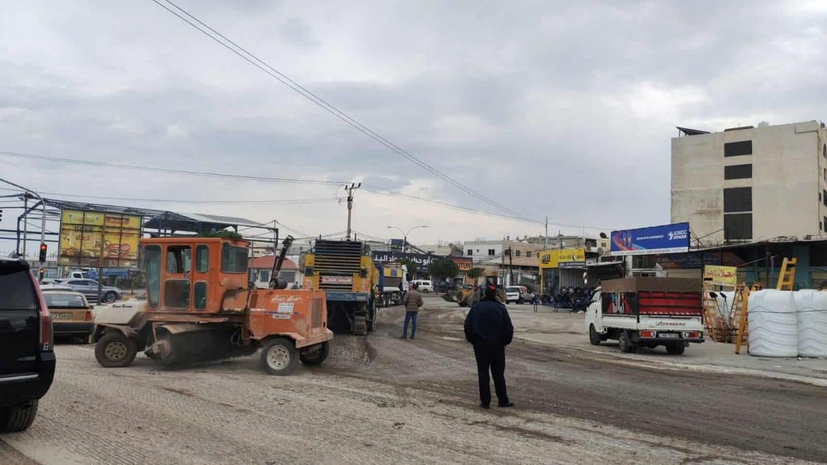 بلدية إربد تبدأ كشط وإعادة تأهيل جزء من شارع الدكتور عارف البطاينة...صور