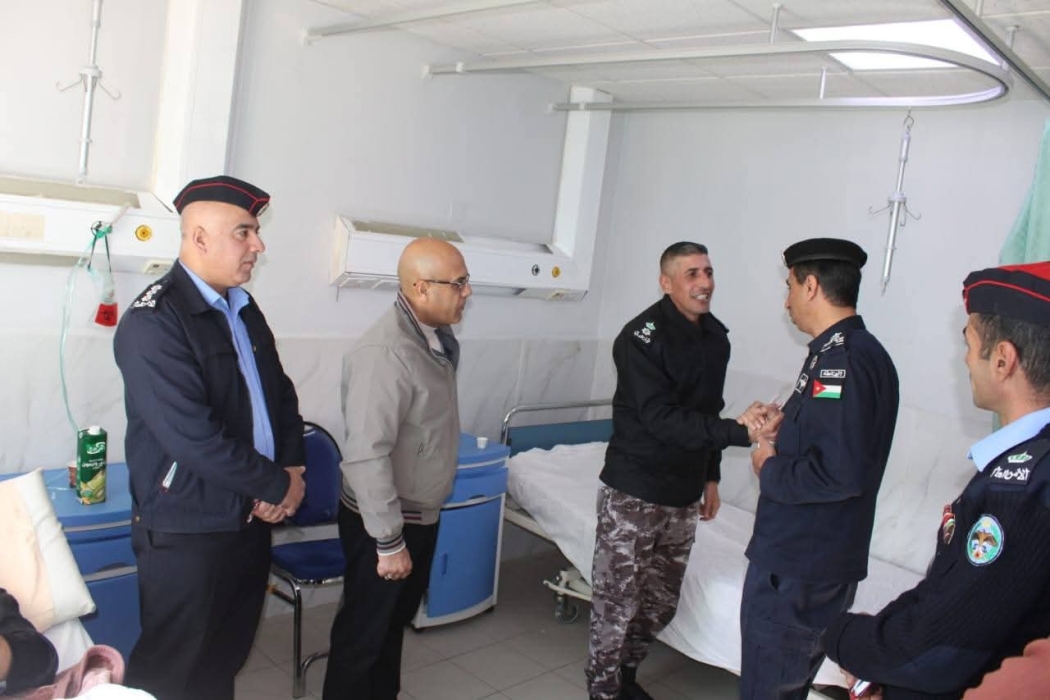 مدير شرطة الكرك يزور العقيد المتقاعد المعايطة.