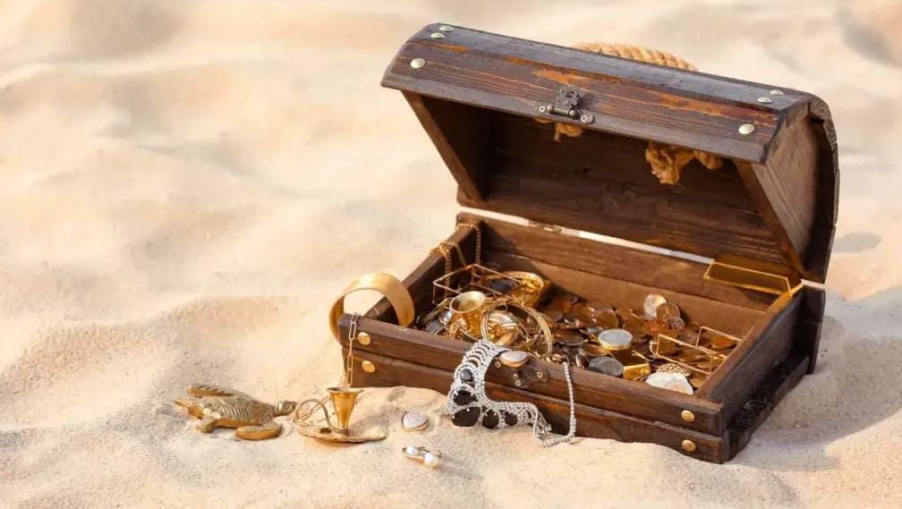 العثور على كنز من المجوهرات في المنام للعزباء.. بشرى بالنضج والفرص وتحقيق الأمنيات