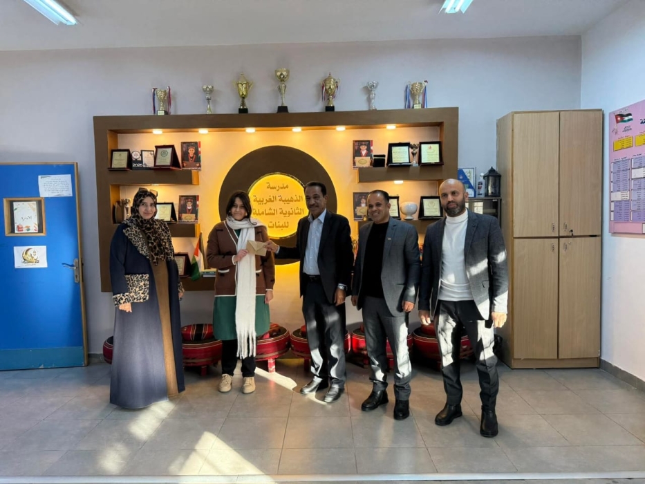 مدير تربية الموقر يكرّم الطالبة بلقيس المجالي لفوزها بالمركز الثاني في مسابقة الإبداع باللغة الإنجليزية