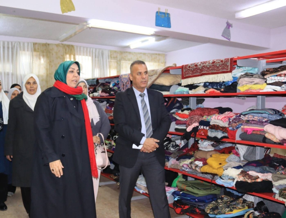 الهديرس يرعى انطلاق مبادرة كسوتهم علينا في مدرسة الأميرة بسمة الثانوية للبنات.