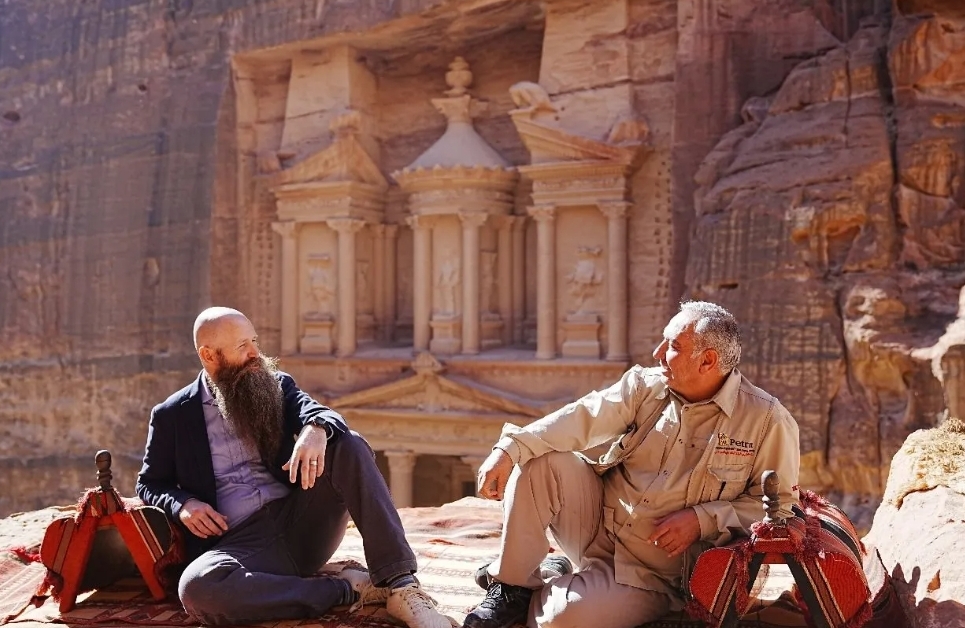 القطاونة يسائل الحكومة عن جولات السفير الأميركي في الأردن