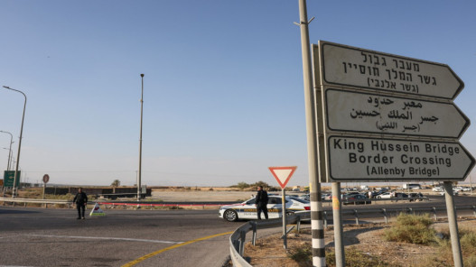 عاجل.. إسرائيل تعلن إعادة فتح معبر اللنبي لنقل البضائع والمساعدات إلى غزة