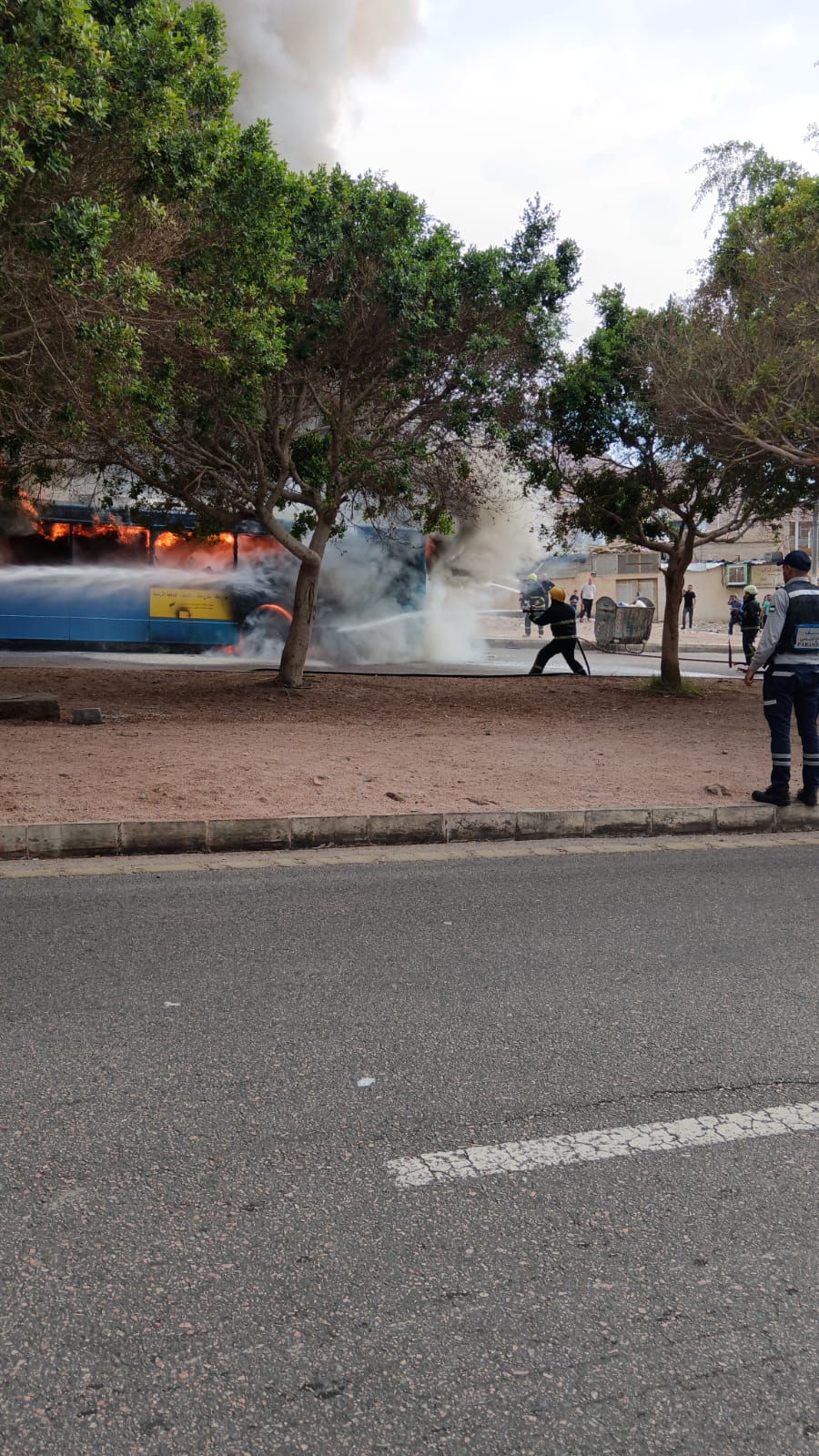 الدفاع المدني يخمد حريقًا في باص نقل داخل العقبة