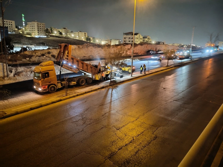 أمانة عمان تنفذ أعمال تعبيد ل 2#44;825#44;000 مليون متر مربع من الشوارع ...صور