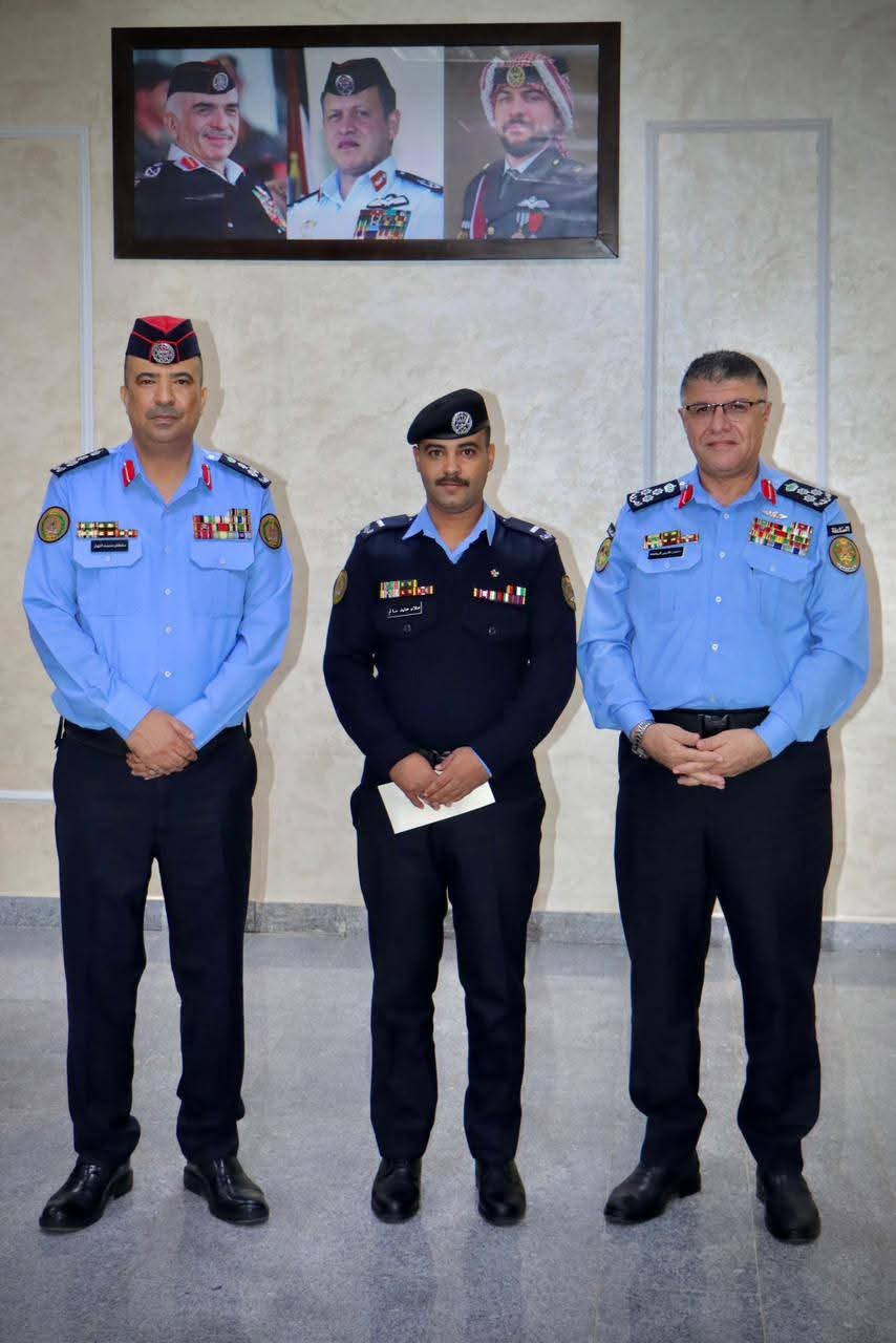 قائد أمن إقليم الوسط يكرم  الوكيل علاء  السلايطة