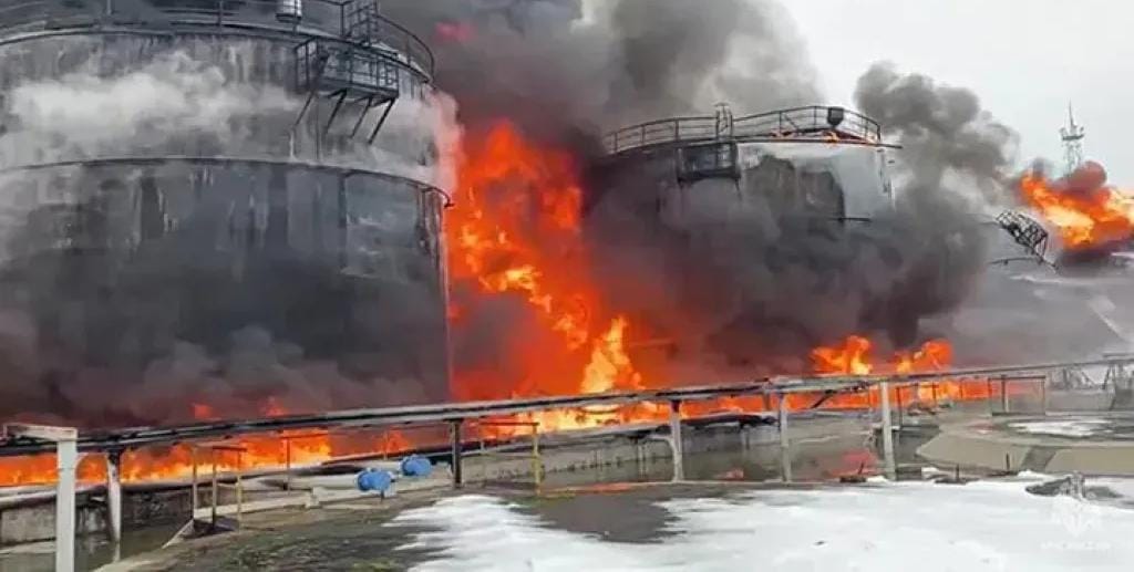 هجوم مسيرات أوكراني يشل مصفاة روسية استراتيجية ويهدد إمدادات الوقود