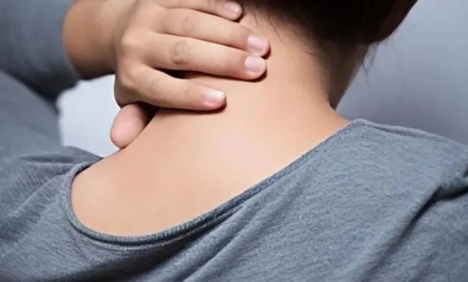 الوضعيات الخاطئة أمام الكمبيوتر تؤدي إلى صداع مزمن