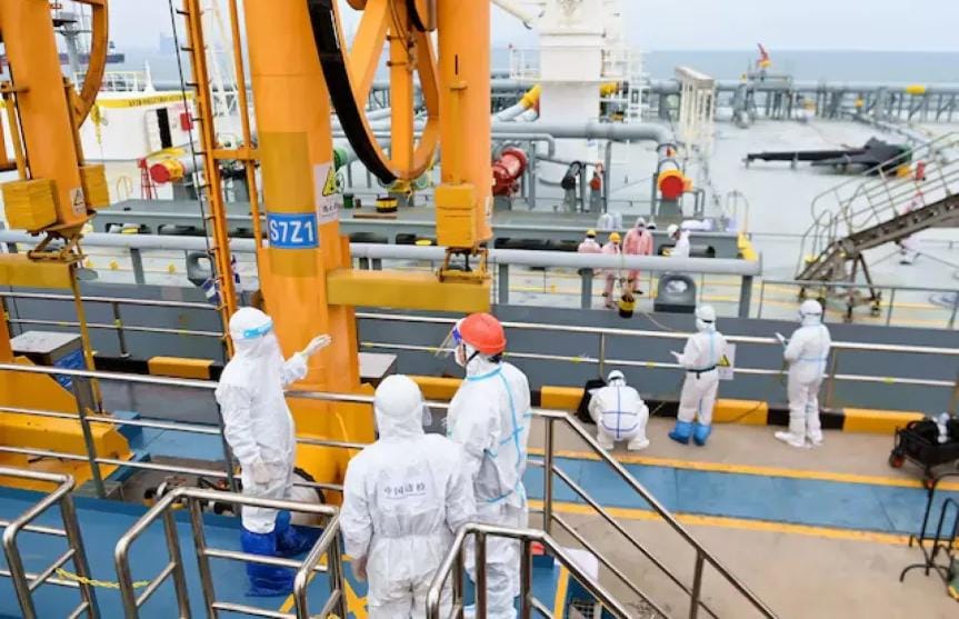 الصين ترفع وارداتها من النفط السعودي رغم تخمة الأسواق.. ماذا يحدث؟