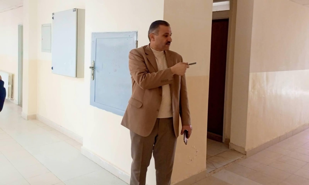 الجريري يتفقد جاهزية قاعات الامتحان التكميلي في مركز مدرسة ام قصير الثانوية المختلطة.