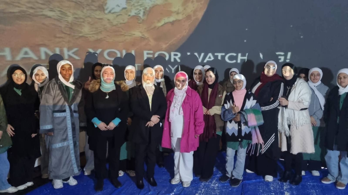 الخريشا تشارك طلبة مدرسة زهرة المدائن رحلتهم المذهلة عبر القبة الفلكية .