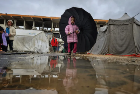 منخفض جوي يغرق خيام النازحين في غزة