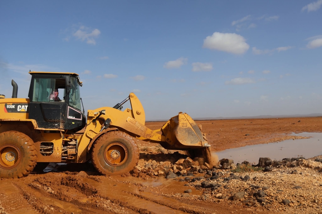 بلدية الصفاوي تعيد ردم طريق الشبيكة بعد الانجراف...صور
