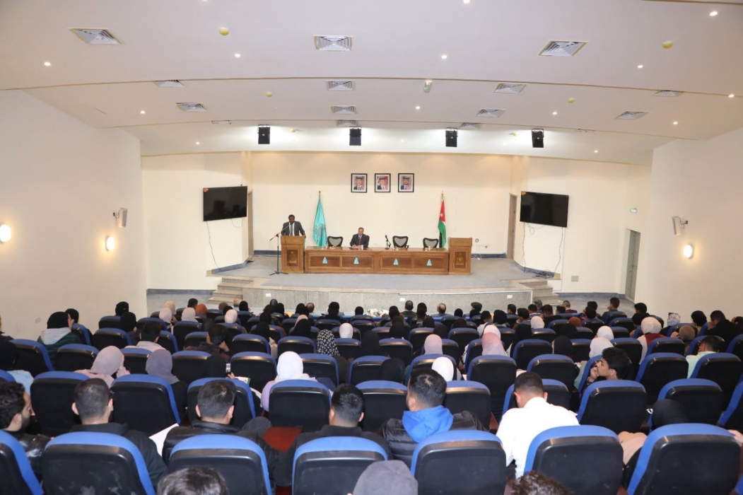 أمين عام منتدى الفكر العربي يحاضر في جامعة آل البيت...صور