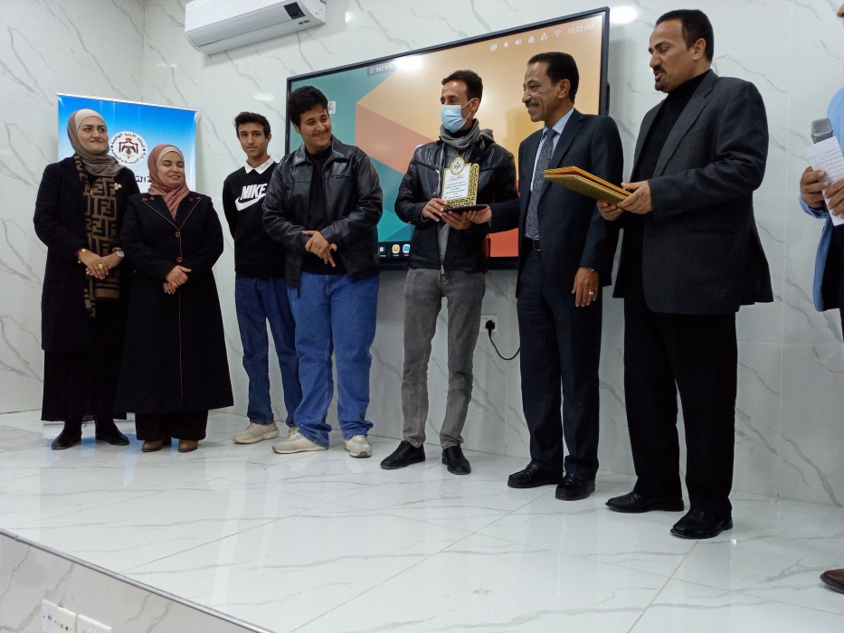 الزبن يشيد بقدرات الطلبة الإبداعية ويؤكد ضرورة دعمهم وتطوير مهاراتهم التقنية.