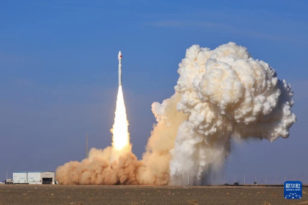 الصين تطلق قمرًا صناعيًا إماراتيًا ضمن دفعة من 9 أقمار اصطناعية