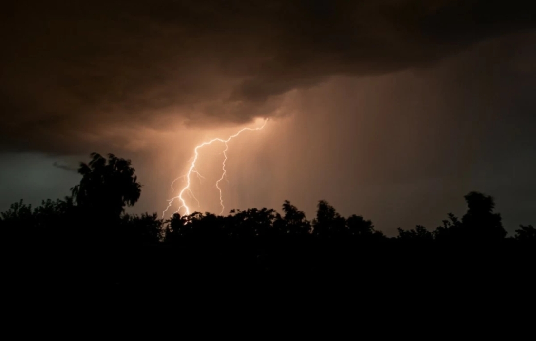 الأرصاد تحذر من خطورة البرق القادم من السحب