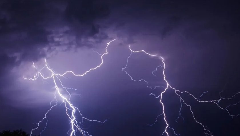“الأرصاد” تحذر من خطورة البرق القادم من السحب