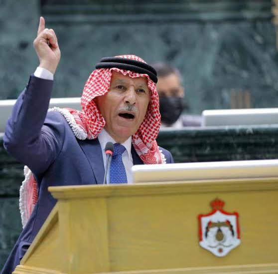 العرموطي يشعل مجلس النواب ويواجه اعتراض الخصاونة على الرواتب والميزانية