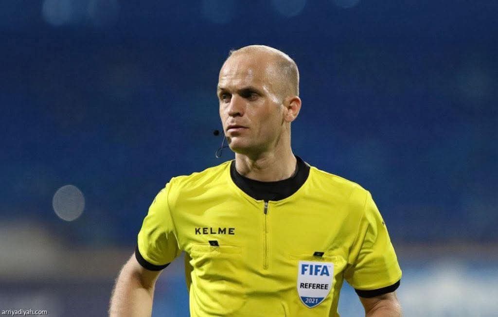 مخادمة يقود قمة الإمارات والجزائر تحكيميًا في ربع نهائي العرب