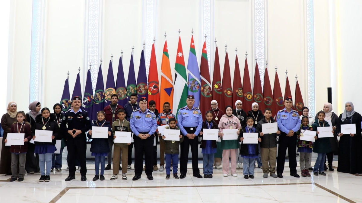 مدير الأمن العام يرعى تخريج دورة أصدقاء الأمن العام الاولى للطلاب الصم والبكم...صور