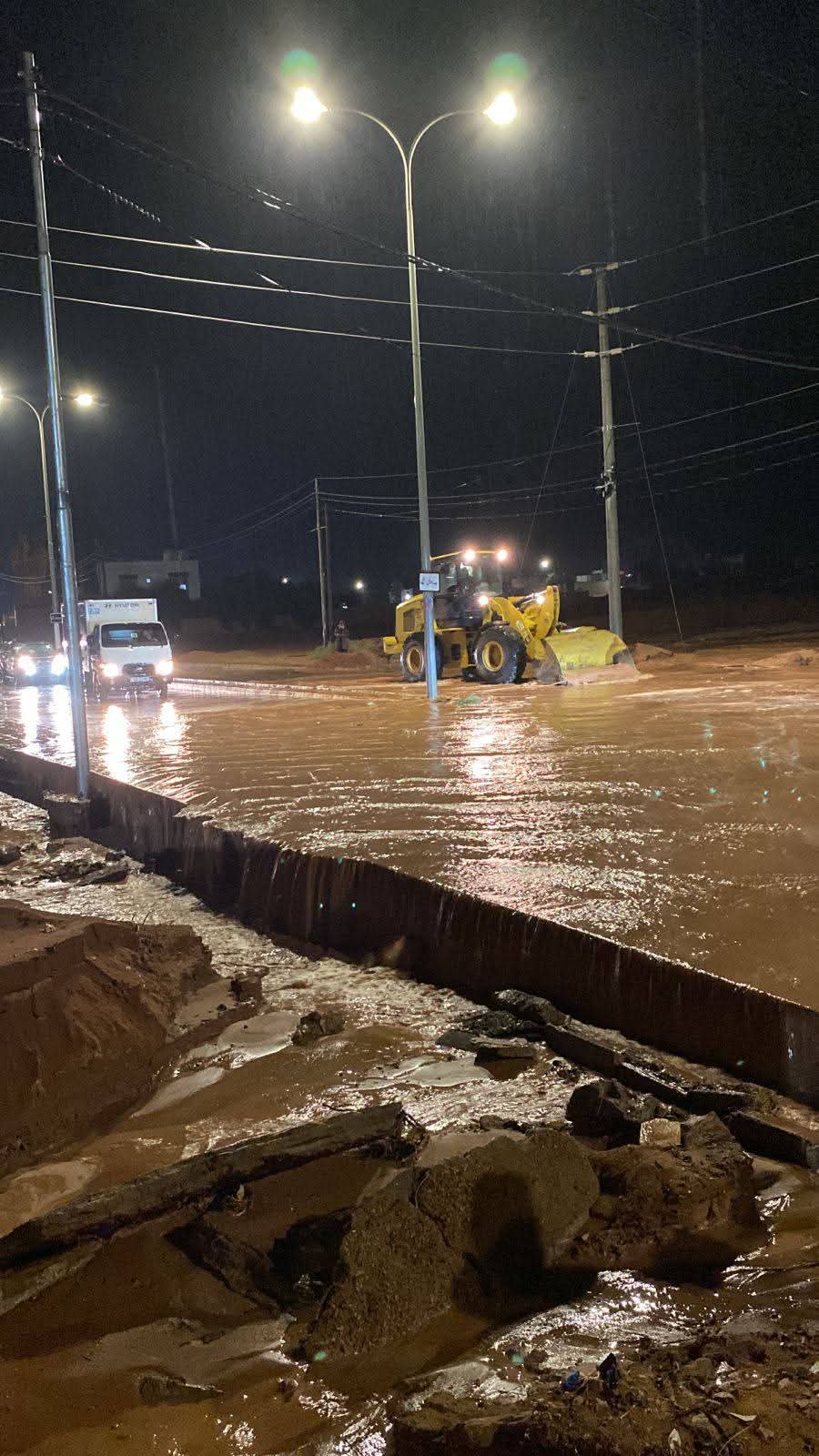 طوارئ حوض الديسة تتابع سيل أبو طلبحات وتُحذر من التنقل ليلاً...صور