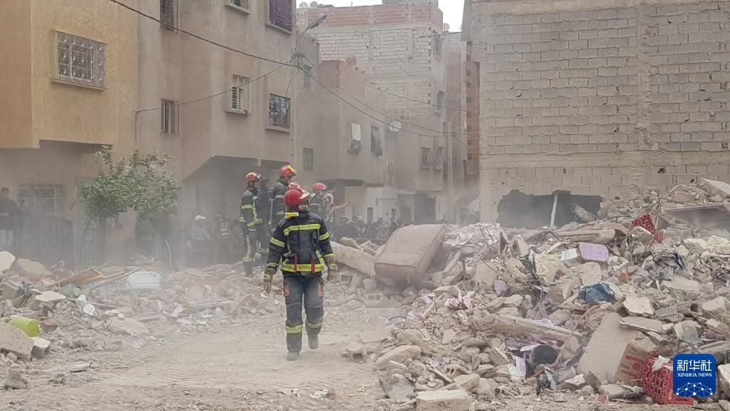 وفاة 19 شخصا في انهيار بنايتين متجاورتين بمدينة فاس شمالي المغرب....صور