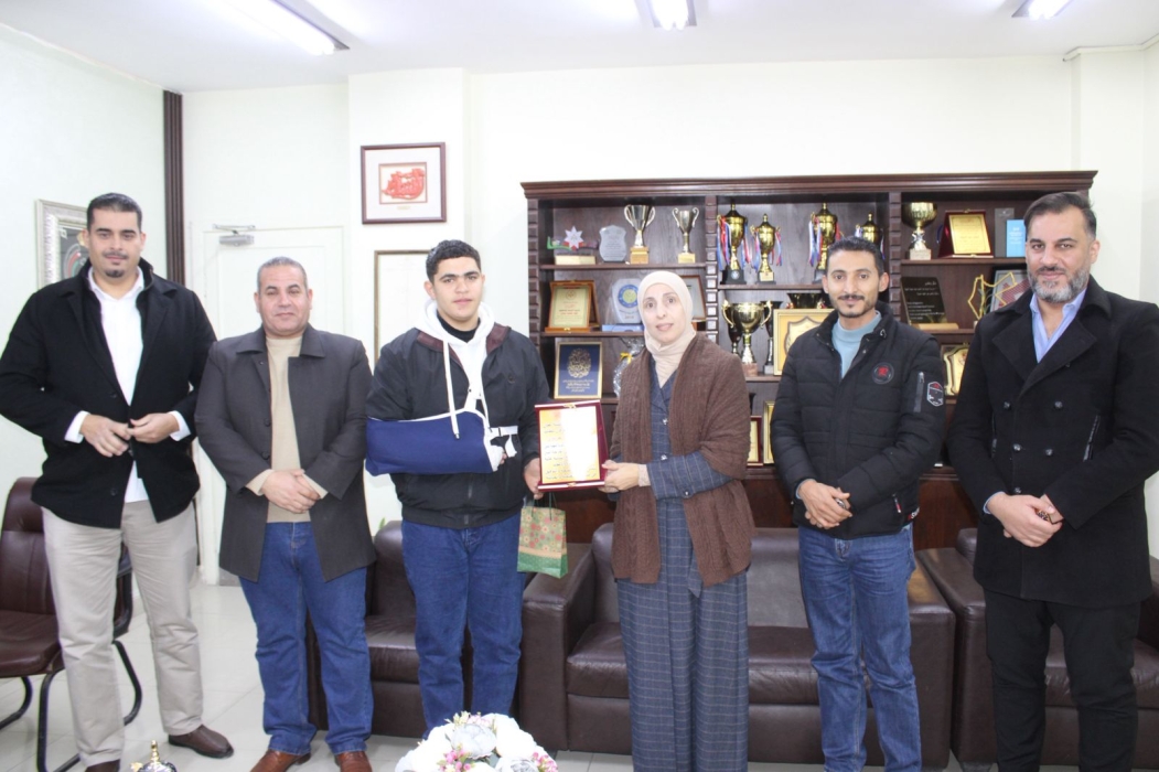 الطهراوي تكرم بطل الإنسانية الطالب أنس الحرباوي