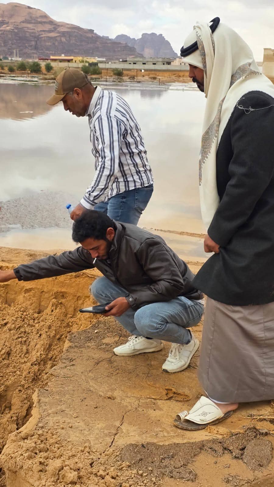 المهندس النعيمات يقوم برفع مساحي لتفريغ المسطحات المائية في حوض الديسة...صور