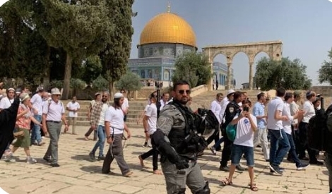 عشرات المستوطنين يقتحمون باحات المسجد الأقصى
