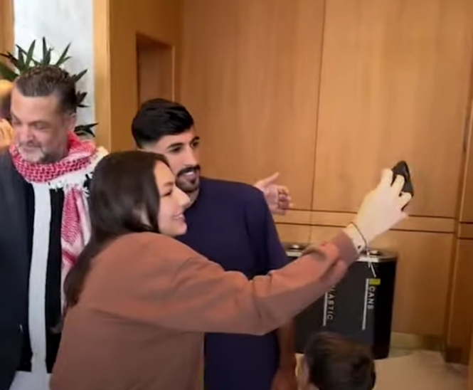 النجم يزن النعيمات يخطف الأنظار ويلتقط صوراً مع جماهير الأردن في قطر