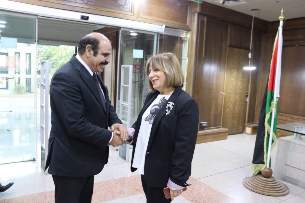 الخفش تكتب المصافحة الاجتماعية