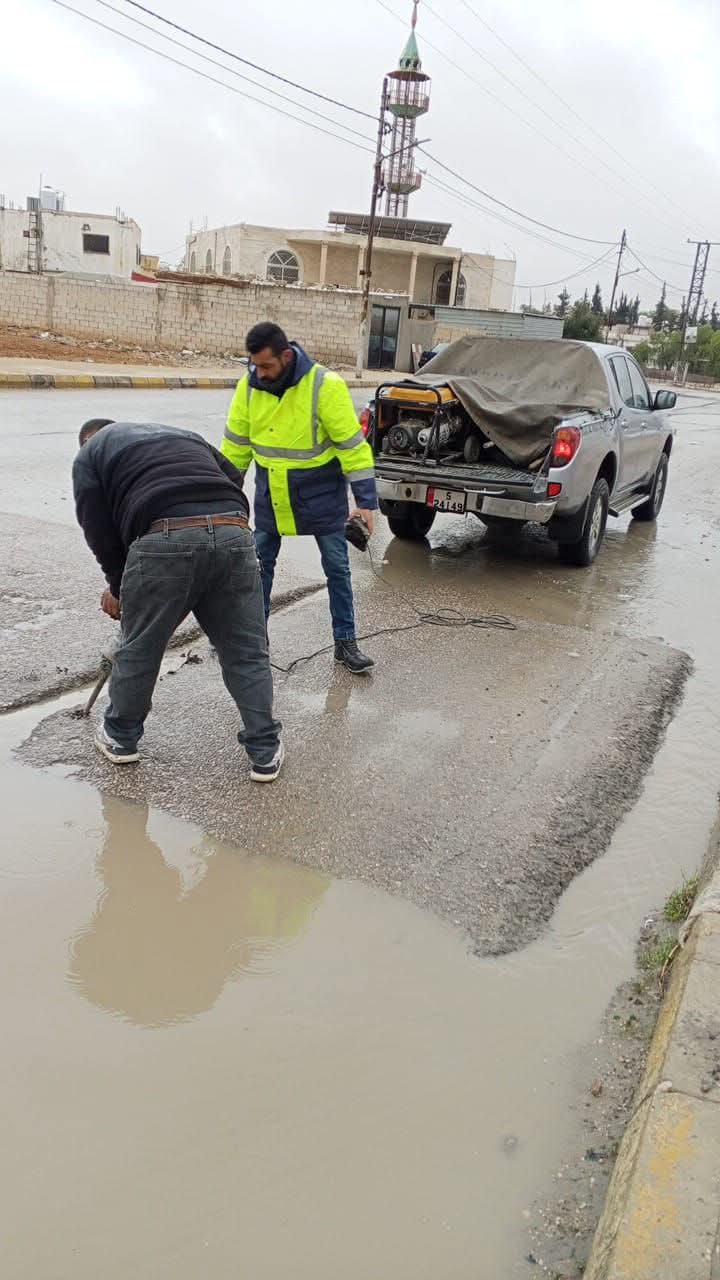 فرق الطوارئ في بلدية الموقر تتعامل مع ملاحظات باللواء ...صور