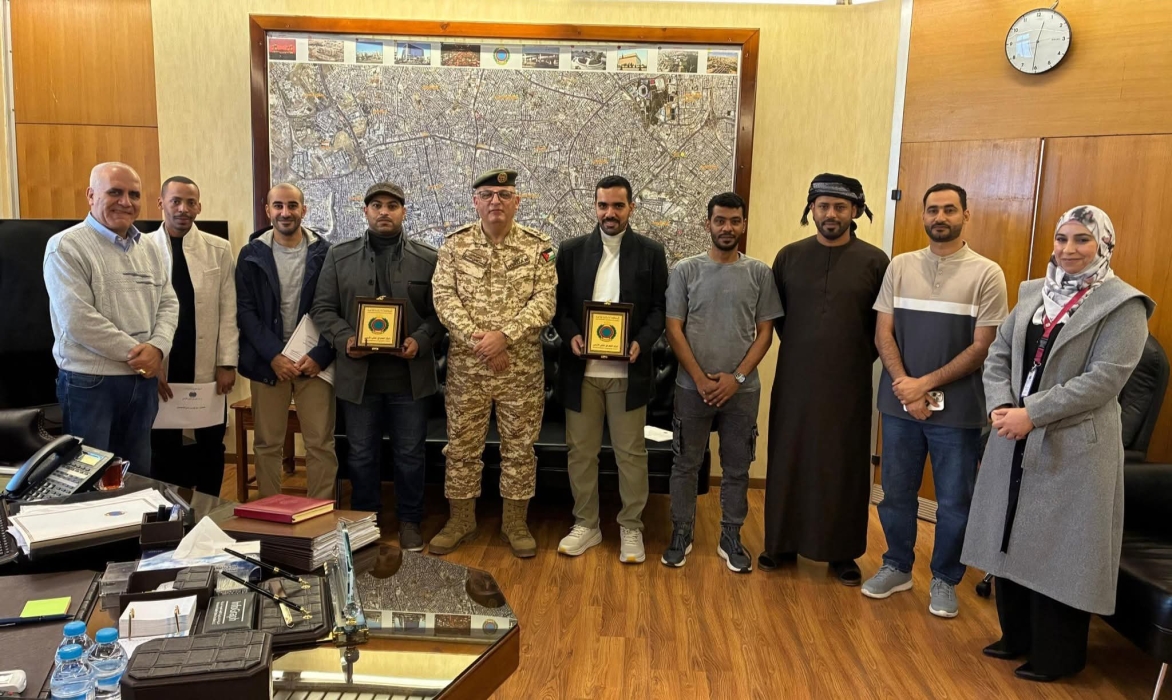 العميد حدادين يرعى تخريج دورتي المساحة ونظم المعلومات الجغرافية لوفد سلطنة عمان...صور