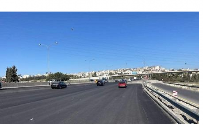 الأشغال تطرح عطاء لإعادة إنارة ممر عمّان التنموي بالطاقة الشمسية