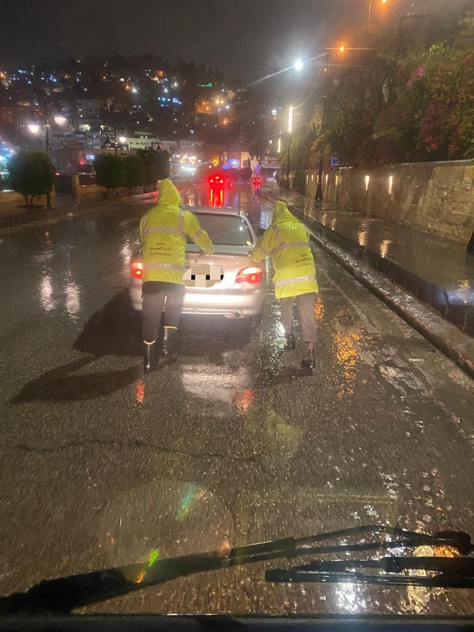 كوادر بلدية السلط الكبرى تمدّ يد العون لمواطن تعطلت مركبته وسط الشارع