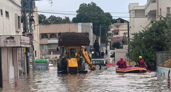 موجة فيضانات قوية تحاصر السكان في عدد من المناطق باسرائيل