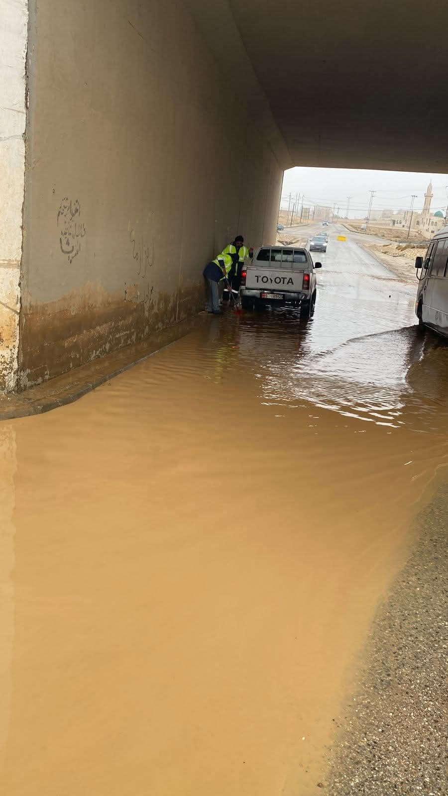 الموقر: استجابة فورية لمداهمة مياه منزل والعمل متواصل في نفق جسر المنشية
