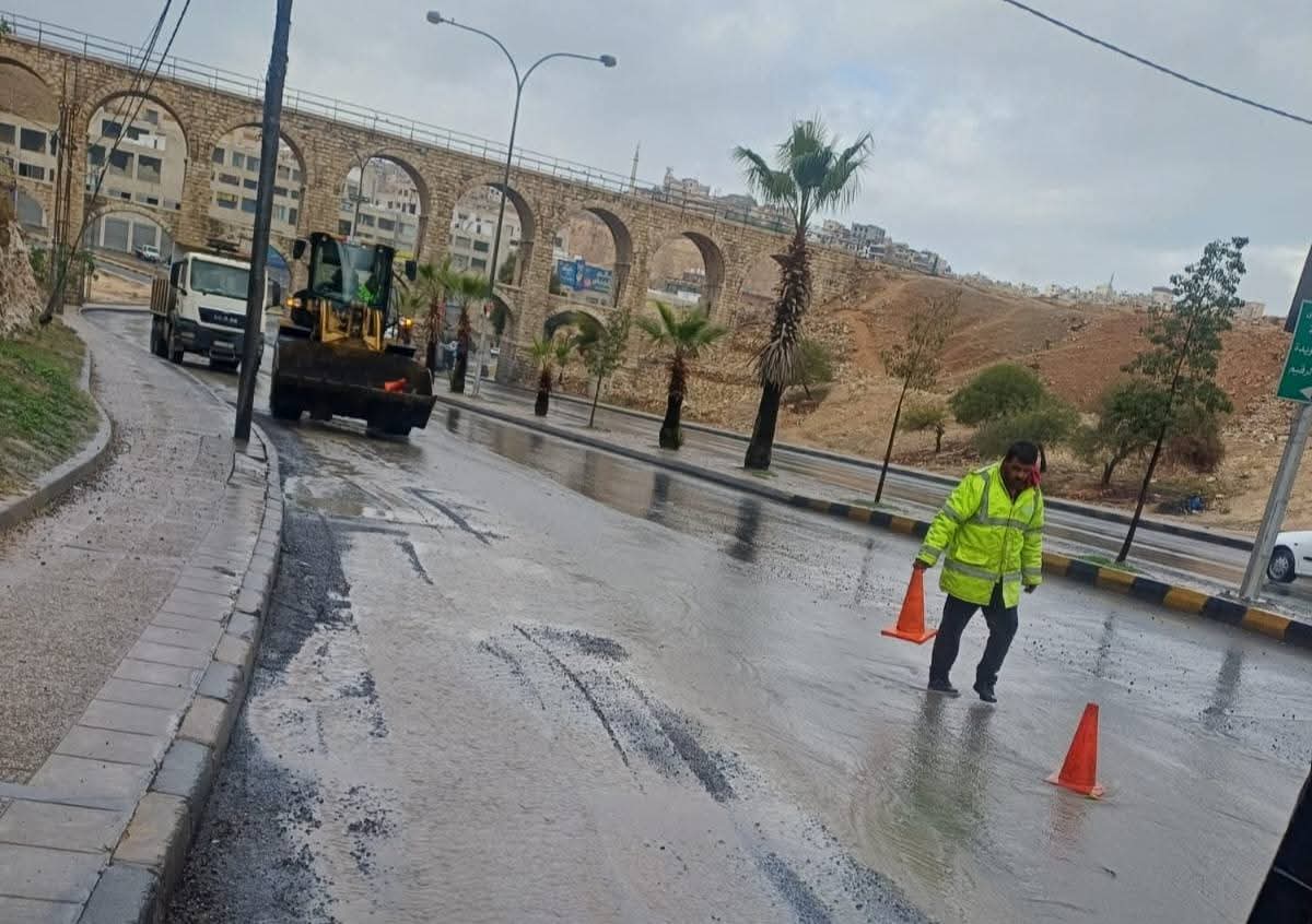 أمانة عمّان الكبرى تواصل صيانة الطرق ومعالجة آثار المنخفض الجوي...صور