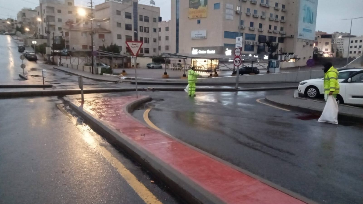 نشامى أمانة عمّان يواصلون أعمالهم الميدانية لضمان استمرارية الخدمات خلال تساقط الأمطار...صور