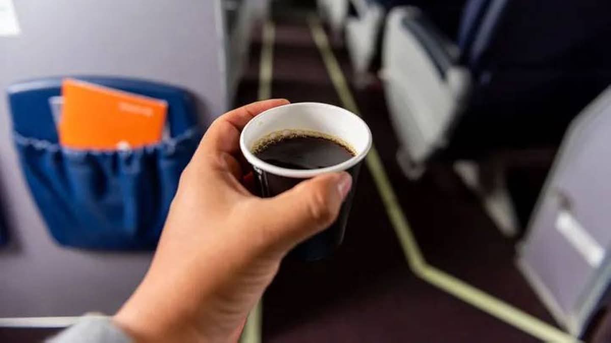 قهوة على ارتفاع 35 ألف قدم.. مسافر يصنع الإسبريسو في الطائرة