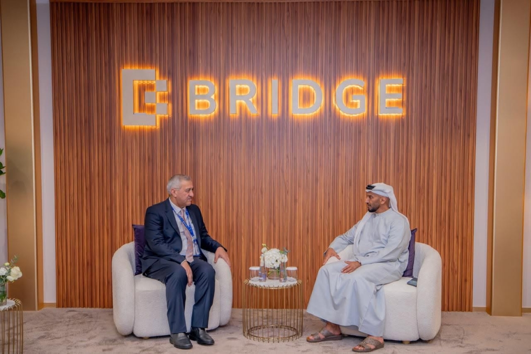 أمين عام وزارة الاتصال الحكومي يعقد لقاءات ثنائية في قمة بريدج 2025