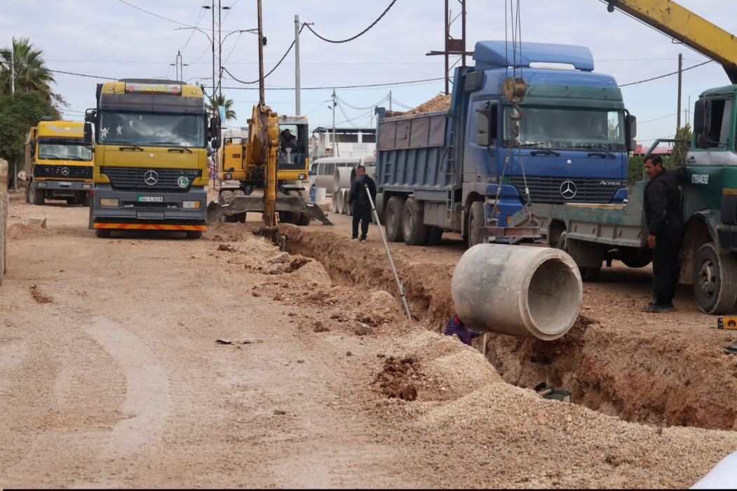 إربد الكبرى تنشئ خط تصريف لمياه الأمطار في شارع البطاينة...صور