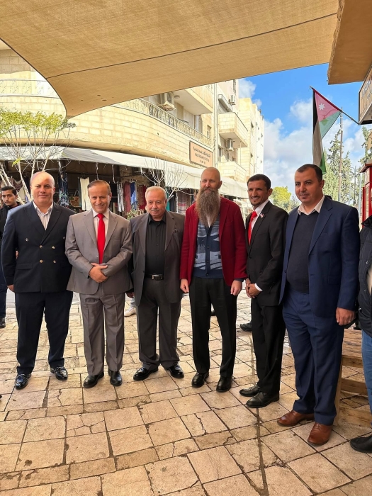 السفير الأمريكي يزور مواقع سياحية في مادبا...صور