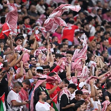 أردني يطلق مبادرة هَدبتلّي ويوزع أكثر من 10 آلاف علم وشماغ دعمًا للمنتخب في كأس العرب