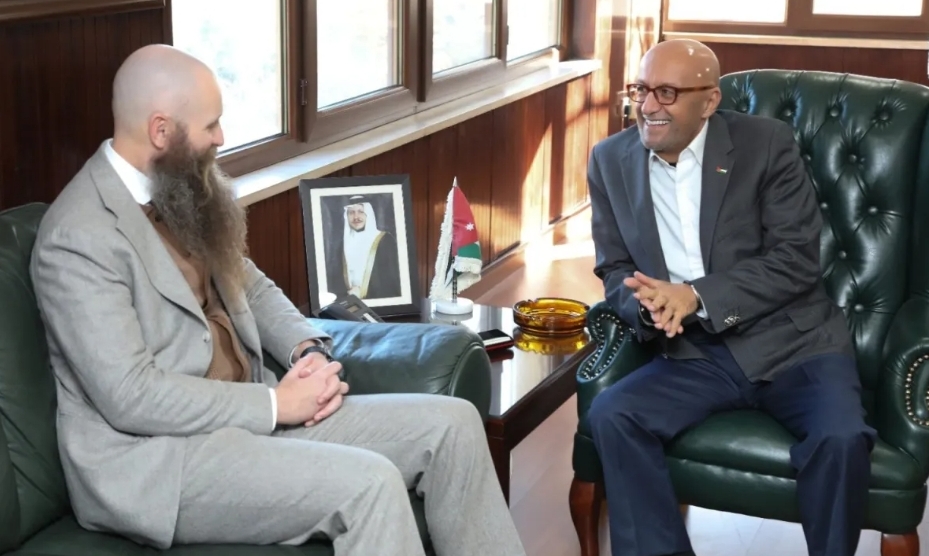 السفير الأميركي يواصل جولاته المكوكية بين الوزارات الأردنية