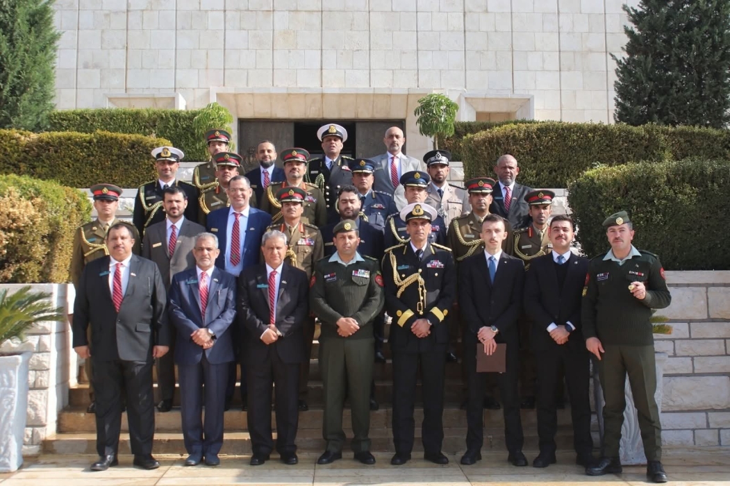 وفد عسكري من كلية الدفاع الوطني في سلطنة عُمان يزور صرح الشهيد عمّان.