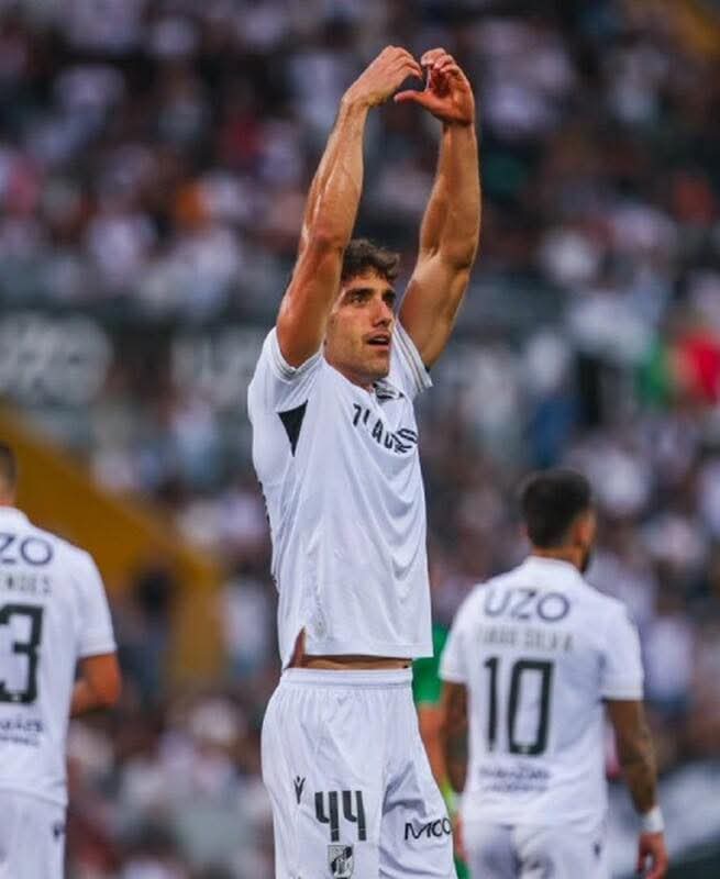 لاعب الفتح السعودي يقرر عدم غسل قميص رونالدو الذي حصل عليه منه