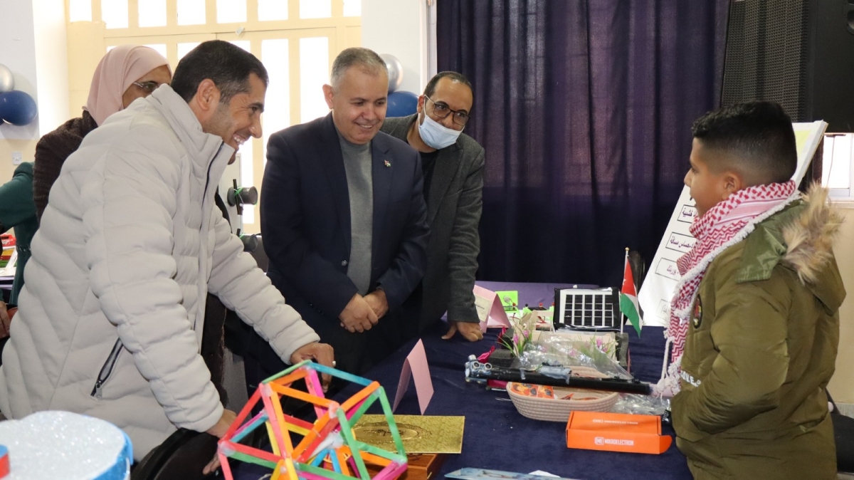 الذنيبات يفتتح معرض STEAM في مدرسة صرفا الثانوية للبنات