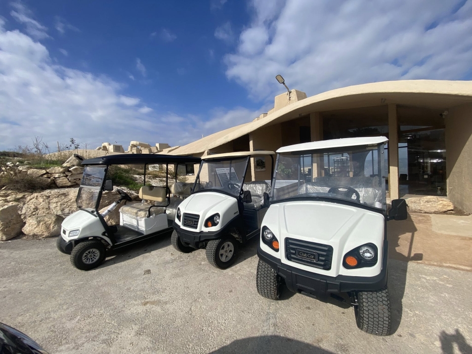 الديوان الملكي يهدي محمية غابات اليرموك ثلاث سيارات كهربائية